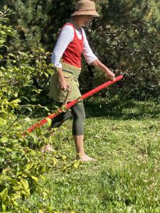 barfuß Sensen bei der Mähditation