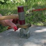 Sensenring durch Holz geschützt und Hammer