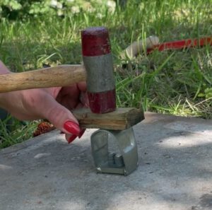 Sensenring durch Holz geschützt und Hammer